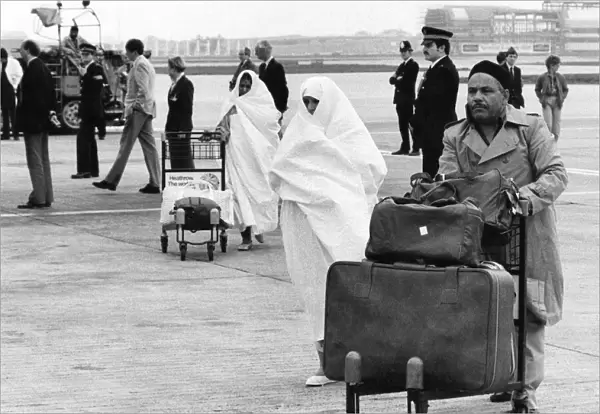 Air Passengers: Immigration. April 1984 P004641