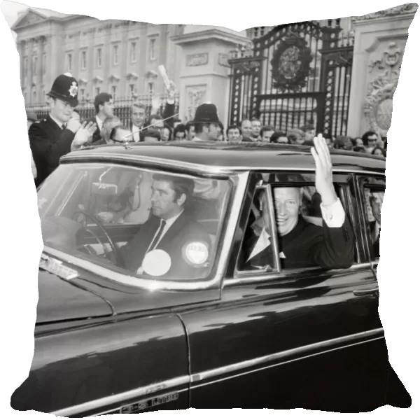 Politics: Wilson and Heath. Ted Heath leaves Palace after being sworn in as the new Prime
