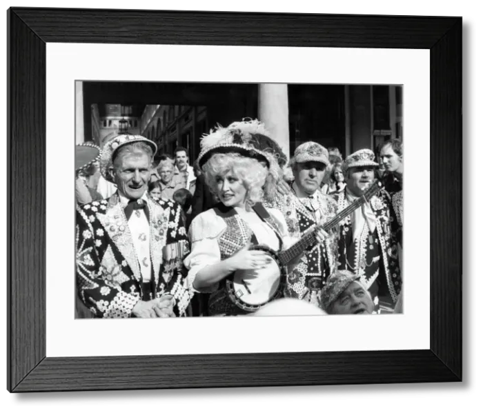 Framed Print : Dolly Parton with Pearly Kings and Queens Print, March 1983 Framed Print : Dolly Parton with Pearly Kings and Queens Print, March 1983