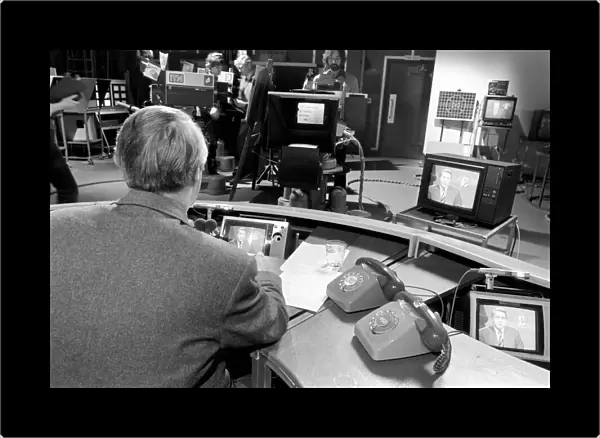 Television: ITN News: The ITN News Studio preparing for the lunch time bulletin