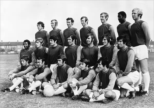 West Ham Team 1970  /  71: Back Row L  /  R Peter bennett, Billy Bonds, Trevor Brooking