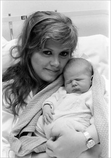 Kirsty MacColl - Feb 1985 and her newly born baby