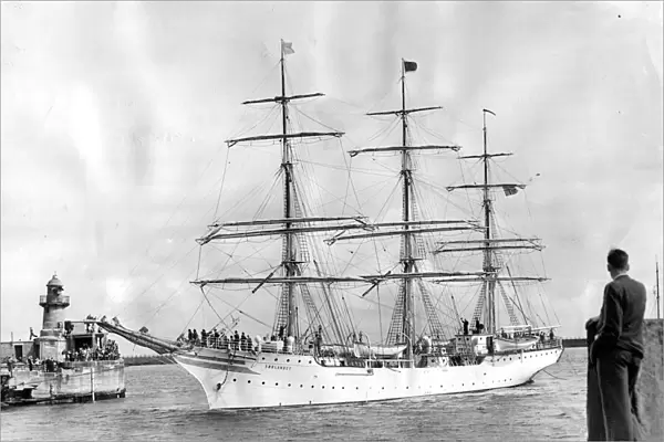 Manned by cadets, the Norwegian training ship Sorlandet is seen entering the River Wear