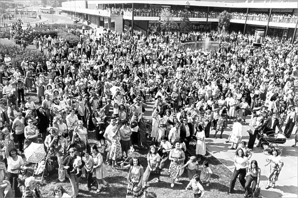 A large crowd enjoying the spring weather in Peterlee in 1978