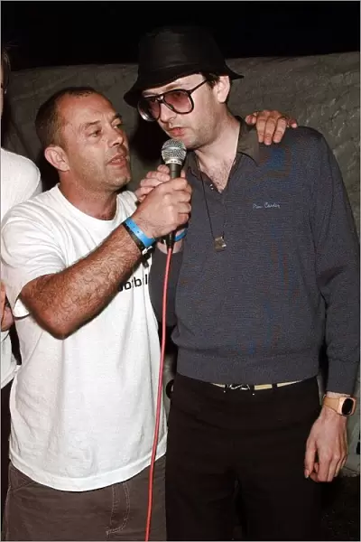 Keith Allen introduces Jarvis Cocker at Glastonbury 1999 before he sings Kareoke