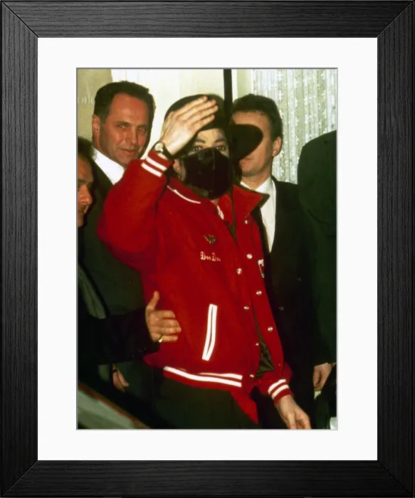 Framed Print : Michael Jackson with Bodyguards at 1996 Brit Awards Print Framed Print : Michael Jackson with Bodyguards at 1996 Brit Awards Print