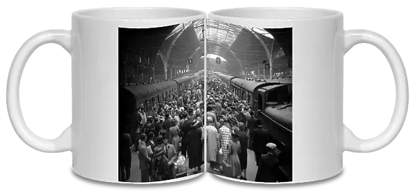 Holiday Crowds at Paddington Station GWR Holiday weekend - large rush for