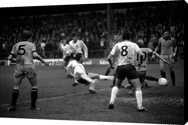 Bolton Wanderers 3 v. Cambridge United 4. Division 2 Football. October 1981 MF04-05-034