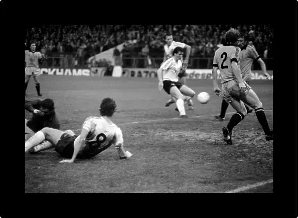 Bolton Wanderers 3 v. Cambridge United 4. Division 2 Football. October 1981 MF04-05-043