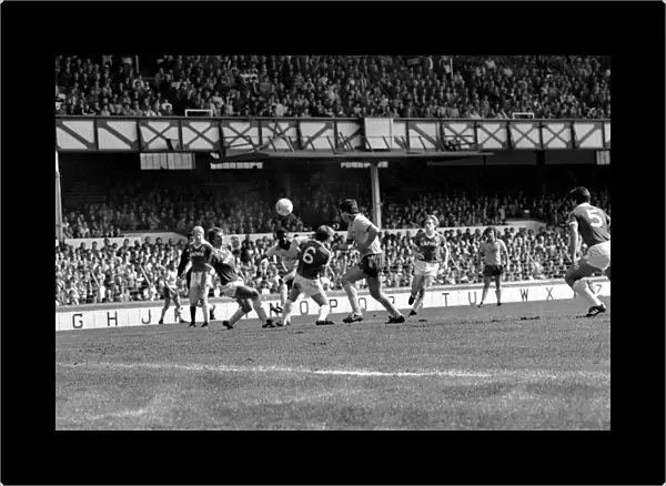 Everton 2 v. Arsenal 1. April 1982 MF06-35-017 Local Caption Division 1 Football