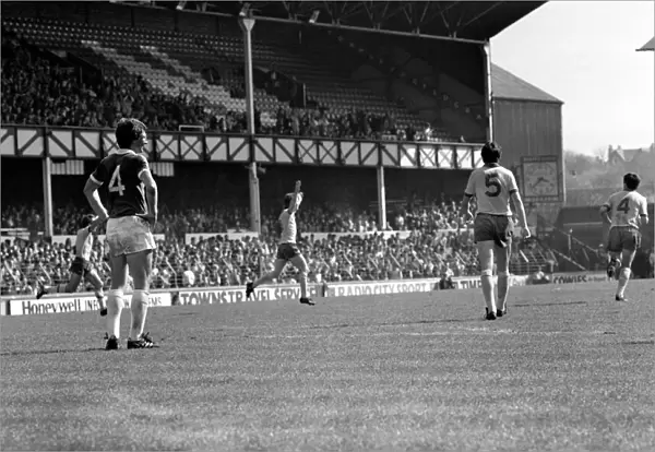 Everton 2 v. Arsenal 1. April 1982 MF06-35-015 Local Caption Division 1 Football