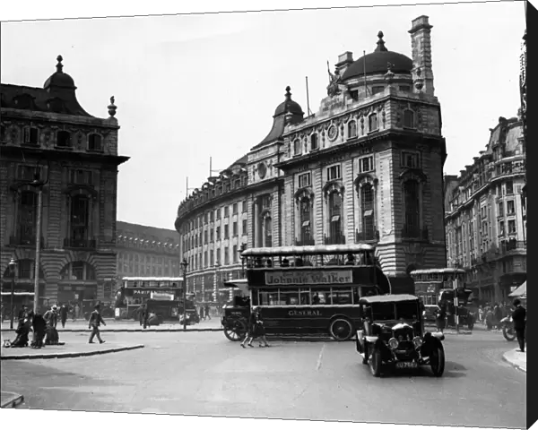Steet scene showing the traffic in Picadilly Circus, Central London. Circa 1925