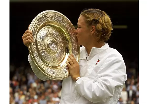 Lindsay Davenport of the U. S. July 1999 holding and kissing the trophy after