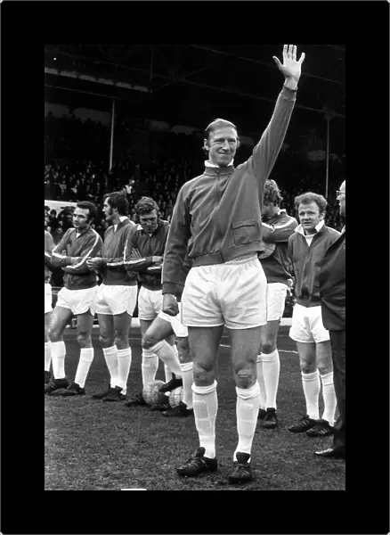 Jack Charlton salutes the crowd before making his 600th appearence for Leeds United in