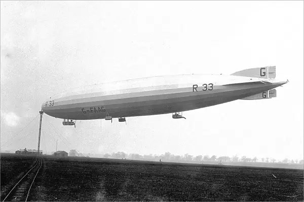 Armstrong Whitworth R33 Airship April 1925, docked to the mooring mast at Pulham in