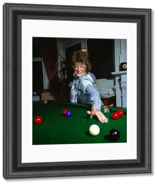 Maureen Lipman playing snooker November 1985