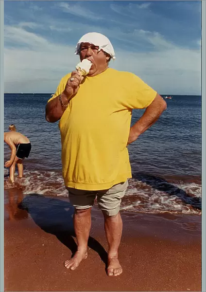 Les Dawson Comedian on Beach eating Ice-Cream A©mirrorpix