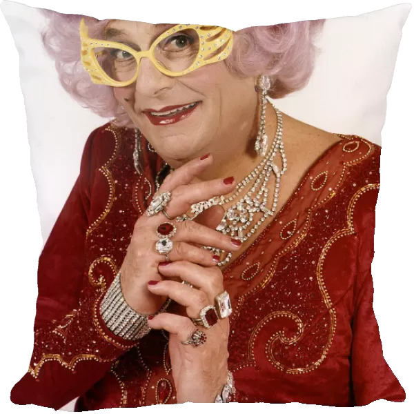 Barry Humphries comedian as Dame Edna Everage A©Mirrorpix