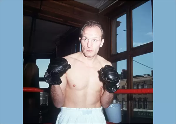Henry Cooper Boxer in gym standing with hands up in sparing pose 11th October 1987