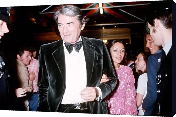 Gregory Peck actor attends film premiere in velvet suit July 1973 Dbase MSI