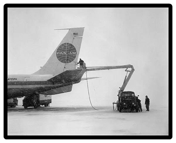 Aircraft Pan-Am Boeing 707 March 1965 Ground crew at Heathrow Airport de-ice
