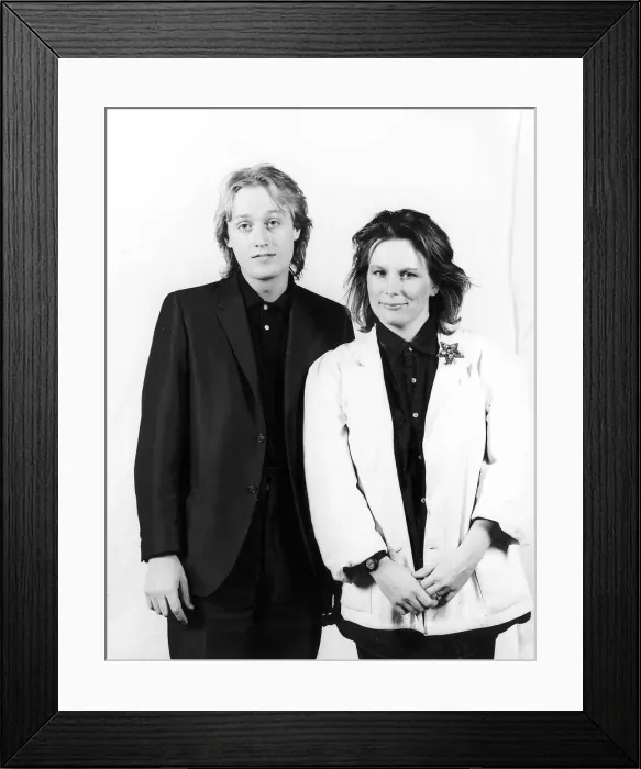 Framed Print : Adrian Edmondson and Jennifer Saunders Print (00149) Framed Print : Adrian Edmondson and Jennifer Saunders Print (00149)