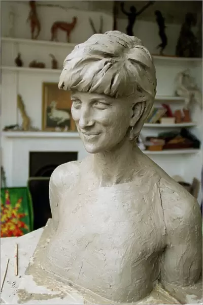 Lesley Proven with her sculpture of Princess Diana, August 1999