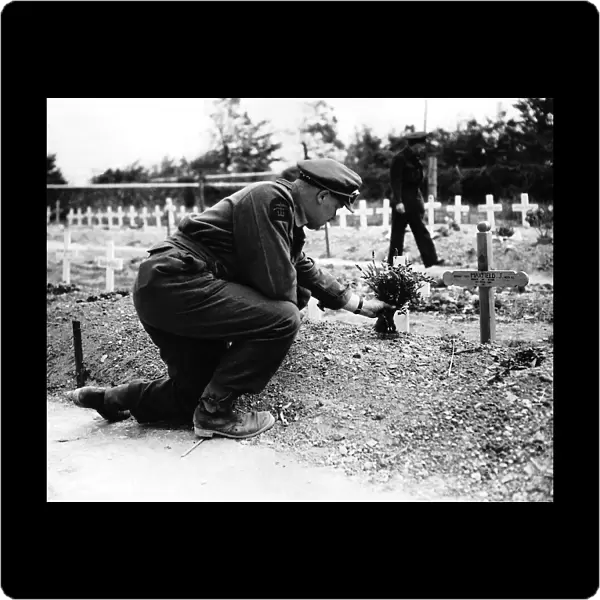 WW2 L J Taylor at graveside in Normandy 1944