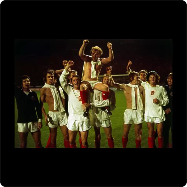 Scotland players carrying Billy Bremner on shoulders 1973 azsport Scotland