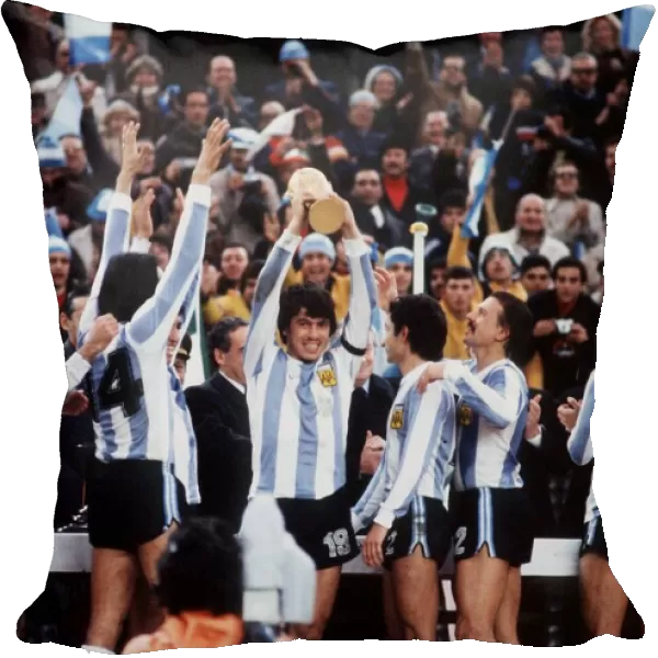 Holland 1 Argentina 3 Football World Cup Final 1978 Passarella Argentine captain