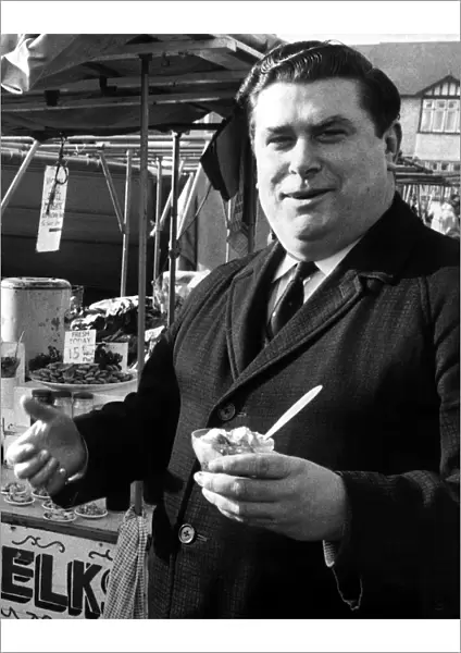Ernie Lea is unable to sell any jellied eels at Calais Market after taking a barrow over