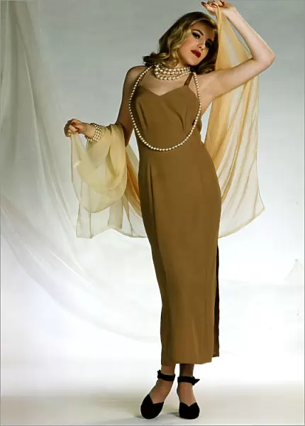 Evening dress Veronica Lake type glamour Split gold dress, black shoes