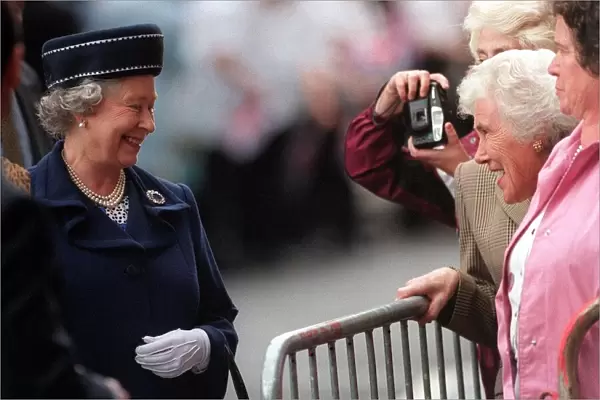 Queen Elizabeth II gets picture taken June 1998