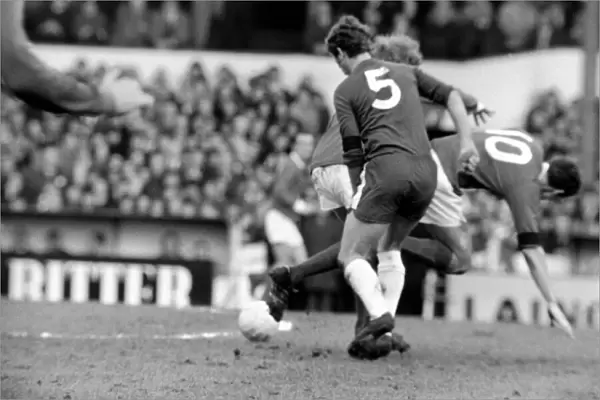 Chelsea v. Manchester United. January 1970 71-00225-007