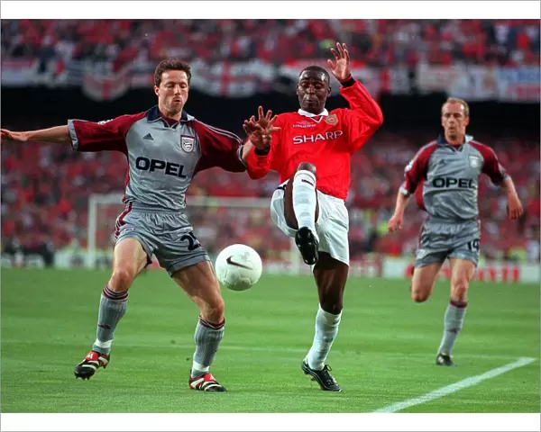 Manchester United player Andy Cole and Bayern Munich player Thomas Linke go for the ball