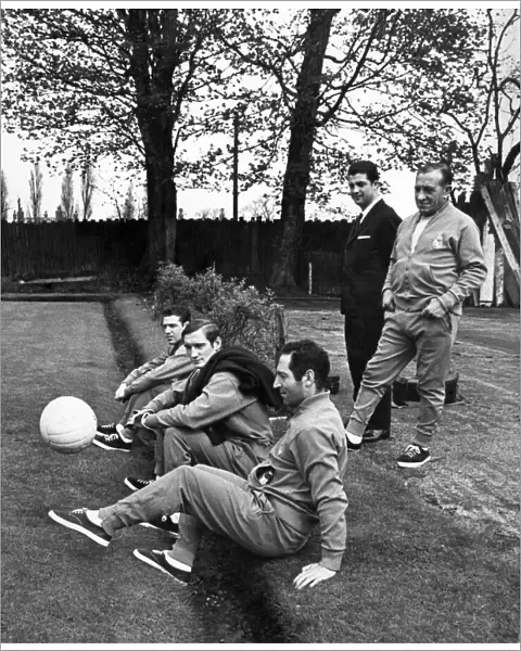 Gento juggles with the bull watched by his team-mates. April 1968 P005802