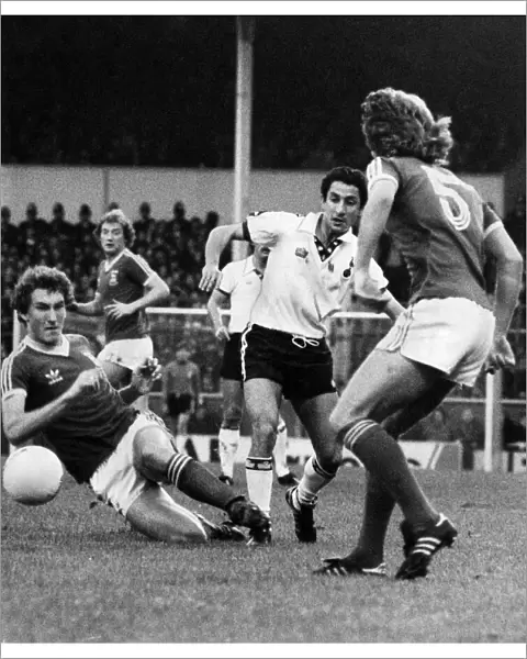 Spurs v Ipswich. Osvaldo Ardiles out joxes the Ipswich players. December 1978 P011176