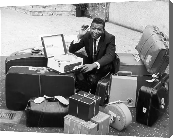 Sugar Ray Robinson in Scotland with 31 pieces of luggage
