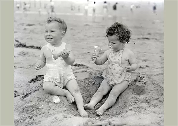 Seaside children - Nigel Vannes and Susan Warnes. 1st July 1950
