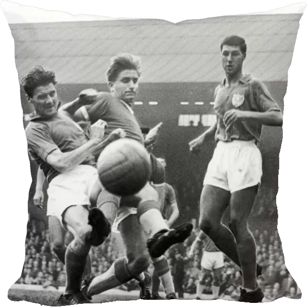 Footballer Dave Hickson in action against Portsmouth. Circa 1960