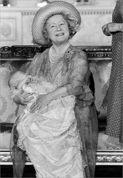 Prince William Collection 1982 Queen Mother with great grandson William in