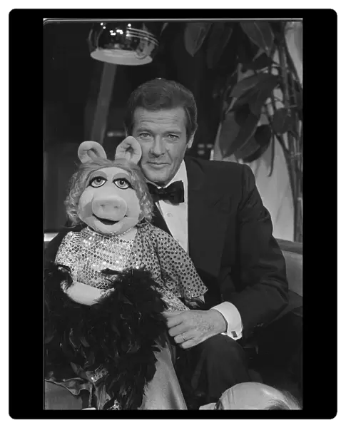 Roger Moore meets Miss Piggy from the Muppets 80-2307 Box 29 Date 1