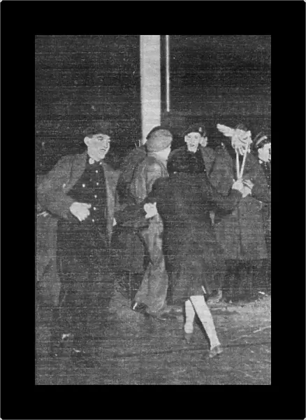 DAILY RECORD PHOTOGRAPH FROM PAPER 9TH MAY 1945 CROWDS DANCERS PARTY VE DAY