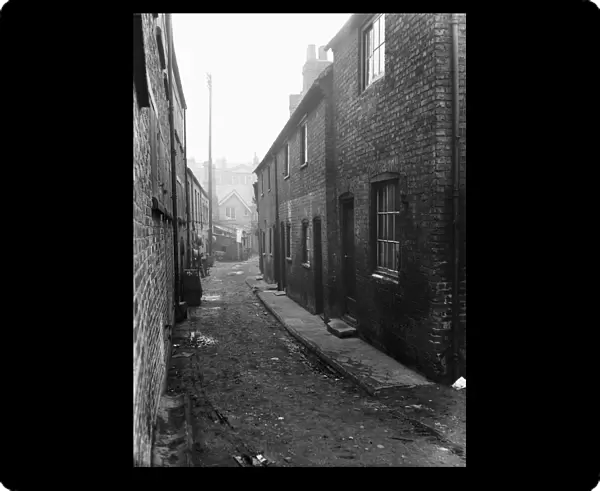 Uxbridge, Nashs yard. Slum clearance. Inhabitants of Bakers Yard, Nashs Yard