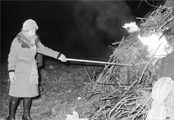 Bonfire Night at Waterloo Meadows park, Reading, Berkshire, November 1980