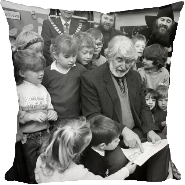 Novelist Stan Barstow visited Old Bank First School, Mirfield, to talk about his work