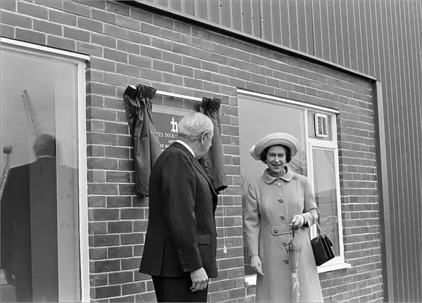 Queen Elizabeth II visits Tees Dock. 14th July 1977