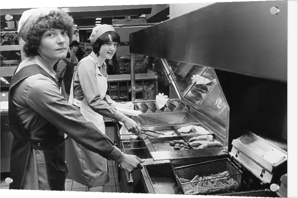 Hill Street Centre, Middlesbrough, 29th May 1982. Behind the scenes in mall restaurant
