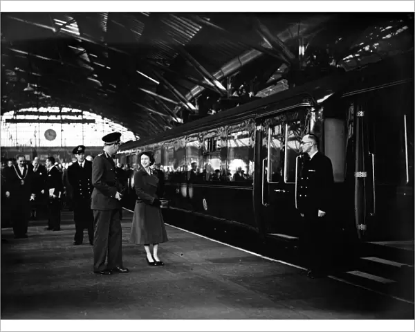 Princess Elizabeth and Prince Philip in Liverpool. The Royal couple at Lime Street