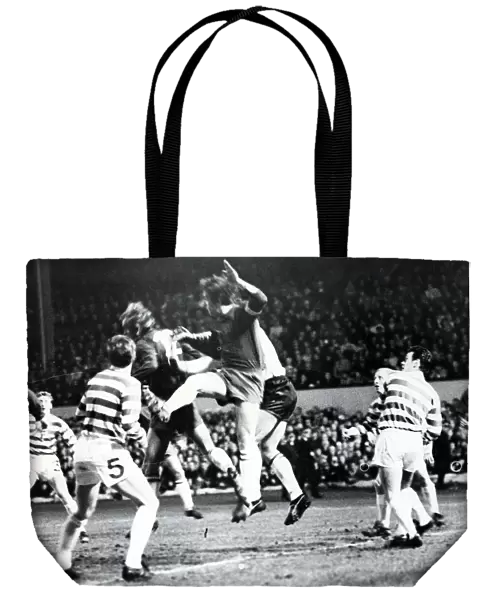 EQI CELTIC VERSUS AJAX MARCH 1971 BILLY MCNEILL COMES UP FOR A CORNER KICK AS